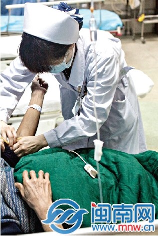 一整個(gè)晚上，五名護(hù)士幾乎沒停下來