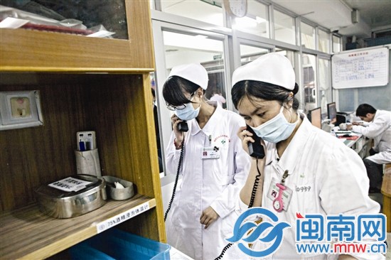 一個(gè)晚上急診室的兩部電話響個(gè)不停