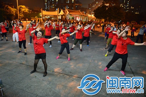 西湖公園內(nèi)，跳露天廣場(chǎng)舞的大姐大媽很帶勁