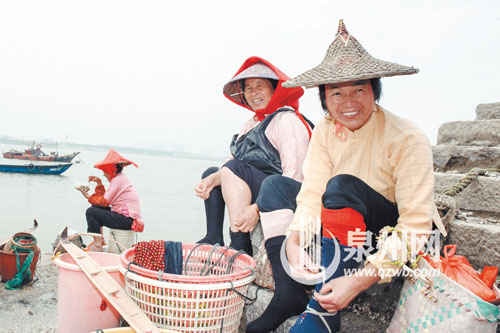 蟳埔女們在等待乘船出海