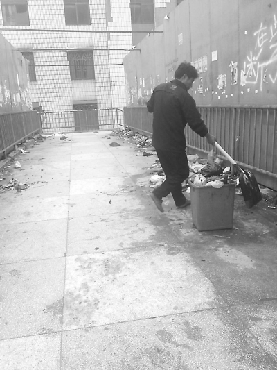 官橋環(huán)衛(wèi)所立即派人員進(jìn)行清掃。