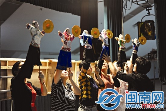 幾個女同學(xué)手舉木偶頭練習(xí)