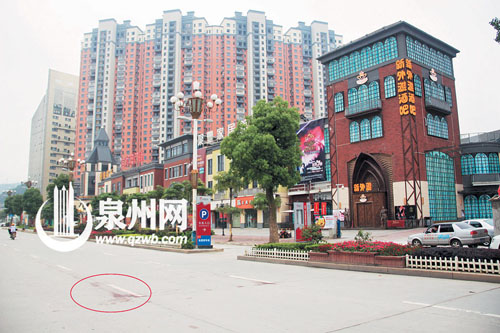 酒吧外的事發(fā)現(xiàn)場，路面上留有血跡。