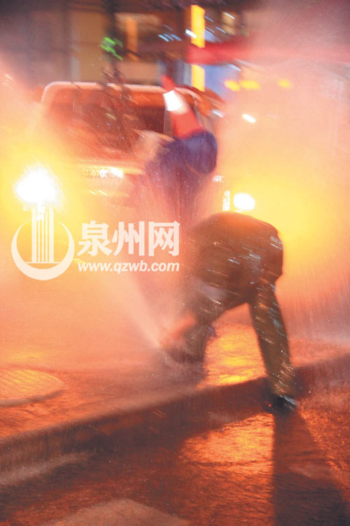 搶修工現(xiàn)場制作大木塞，奮力堵水柱