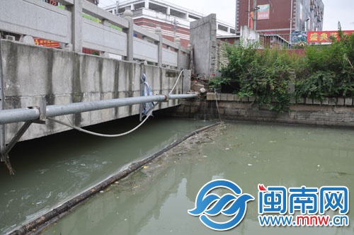 昨天的城西環(huán)路北6區(qū)內(nèi)溝河河面上還漂浮著油污、枯
