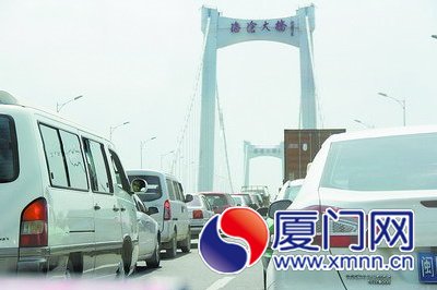 汽車堵在橋上，只能龜速前行