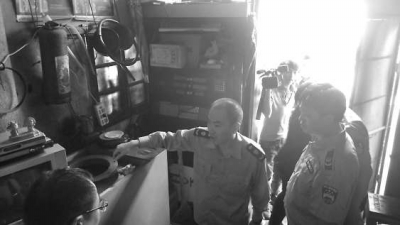 執(zhí)法人員發(fā)現(xiàn)“藏身”木柜中的油罐。