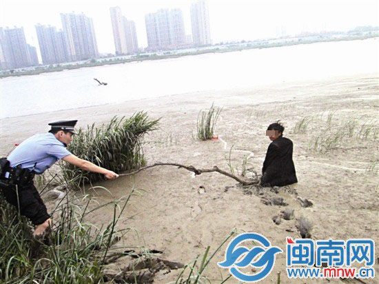 蘇某深陷泥中，已沒過腰身