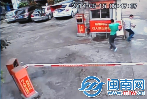 兩男子掰彎起落桿后，拿出鐵錘砸保安亭