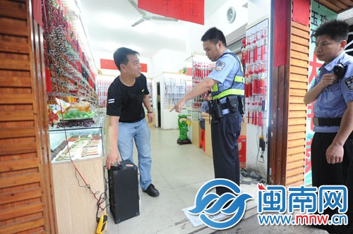 警察執(zhí)法，店員將擴音器電源拔掉
