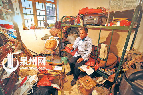 一間簡陋又雜亂的房間，是凌文彬的工作室、臥室甚至