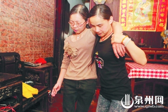 王彩虹（右）攙扶林華芬進(jìn)房間休息