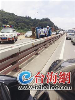 農(nóng)用車側(cè)翻堵路或被罰款2萬(wàn)