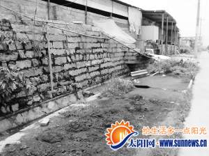 養(yǎng)豬場外的污水、污物發(fā)出惡臭。