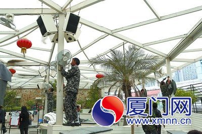 執(zhí)法人員現(xiàn)場拆除明發(fā)商業(yè)廣場上的違法搭蓋