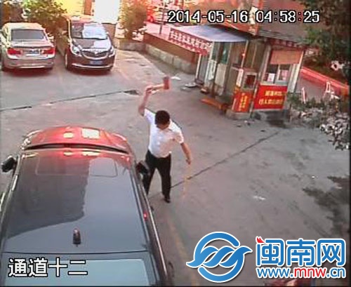 男子持斧子砍向停車場內停放的車輛