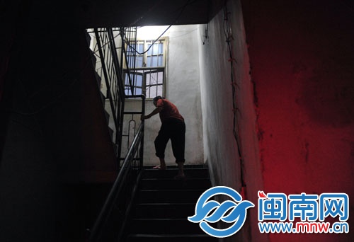 吳阿婆匆匆跑上樓，又回來提醒記者不要寫她的名字