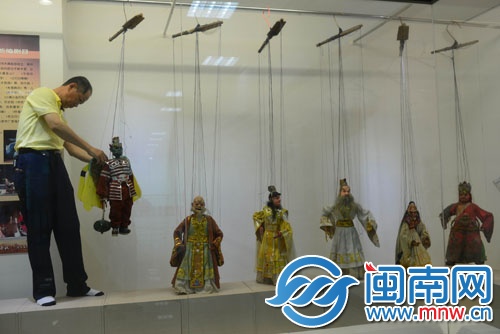閩臺緣博物館的工作人員正在櫥窗內(nèi)布展