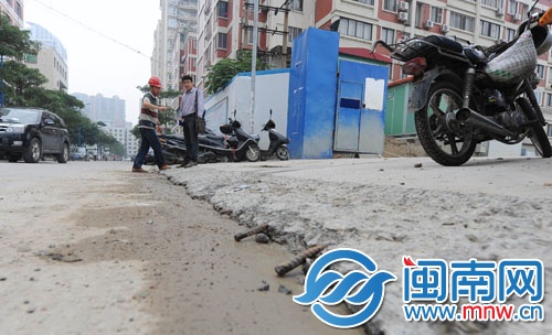 和昌工地鑿平路面，可以降低車輛通行時所發(fā)出的噪音