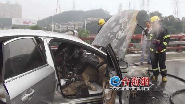 一部小車起火