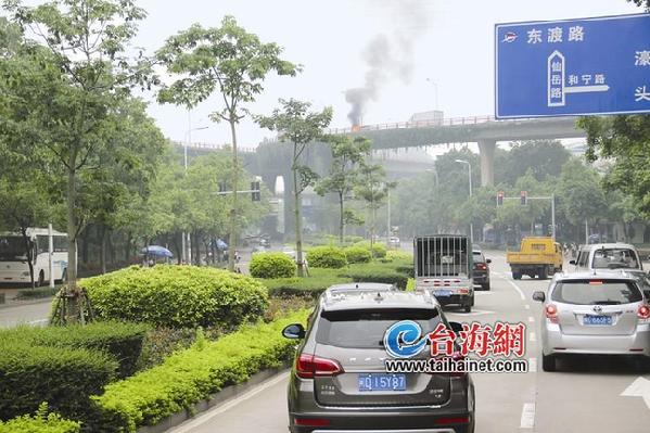 海滄大橋東渡引橋上一部小車起火
