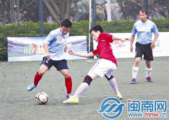 參賽雙方球員在積極拼搶