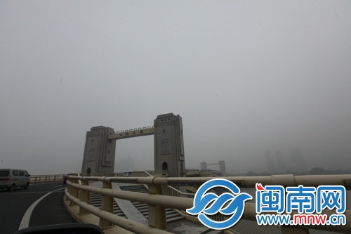 昨日上午8時(shí)許，從田安大橋上望向橋南岸，建筑物被