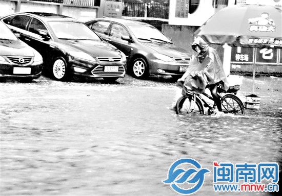 八一七路積水較深，騎車市民不慎摔倒