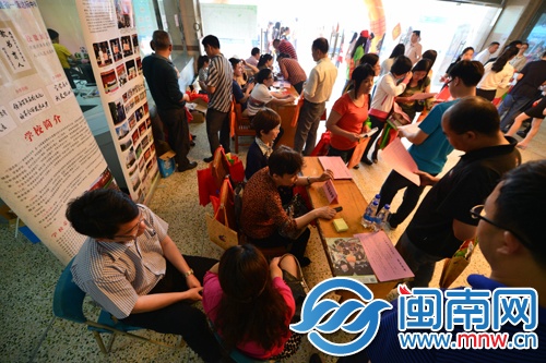 咨詢會(huì)上，家長(zhǎng)向?qū)W校招考老師咨詢孩子的升學(xué)問(wèn)題