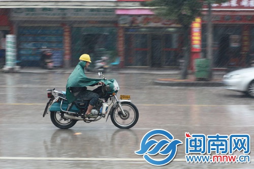 泉州浮橋街上，男子雨中奔波