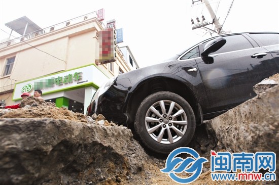 車輪陷進(jìn)坑里，動(dòng)彈不得