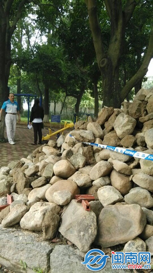 釋雅山公園的鵝卵石壘很高，留下安全隱患