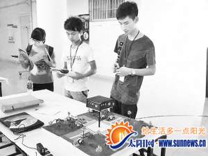 選手在介紹自己的作品