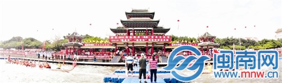 龍舟拔河，兩艘船上綁著繩子，選手背對(duì)背劃槳