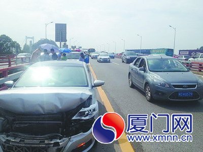 海滄大橋5車追尾