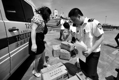昨天，海南醫(yī)學(xué)院附屬醫(yī)院的幾位醫(yī)務(wù)人員正在準(zhǔn)備登