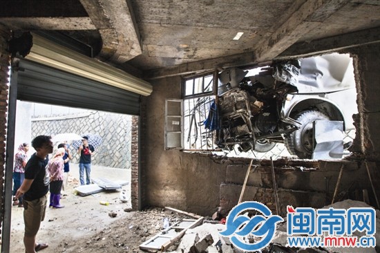 大巴沖下橋后，頂在橋下民房窗戶上