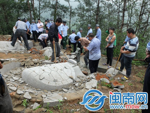 拆違現(xiàn)場(chǎng)，大多墓形呈龜狀