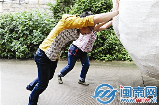 看到巨型板車，小伙當(dāng)即下車幫忙推