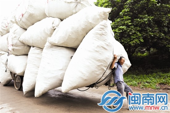 上坡難，下坡也難，人得頂著車上的物品