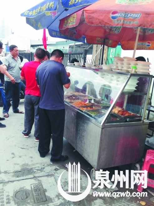 學(xué)校周邊常有售賣(mài)快餐的攤位
