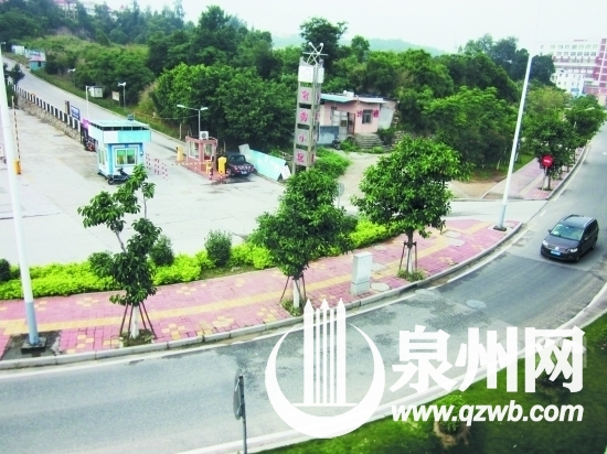 寶秀小區(qū)居民出行只能通過門口這條水泥路繞道