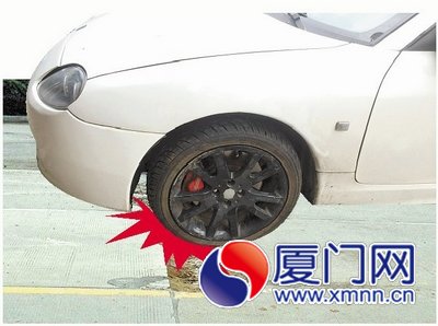 黃女士的跑車就是軋到這破損路面才爆胎的