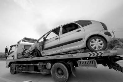 起火車輛被運(yùn)離現(xiàn)場(chǎng)。