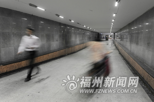 行人遇到強(qiáng)降雨時，盡量不要繼續(xù)趕路，并盡快到地勢