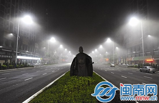 東海大街籠罩在霧氣之中