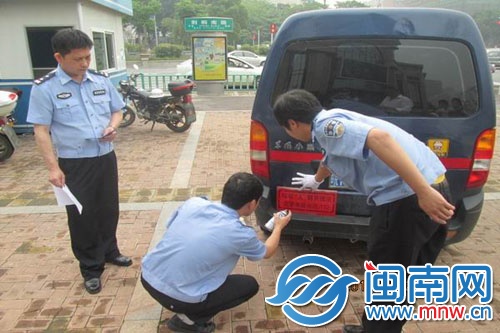 民警為面包車噴涂核載提示牌