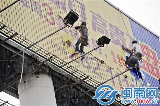 突降大雨，工人們冒雨將工作做完