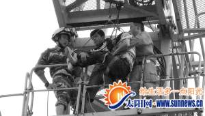 被困男子被解救下來