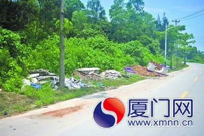 島外這樣的路邊土堆隨處可見